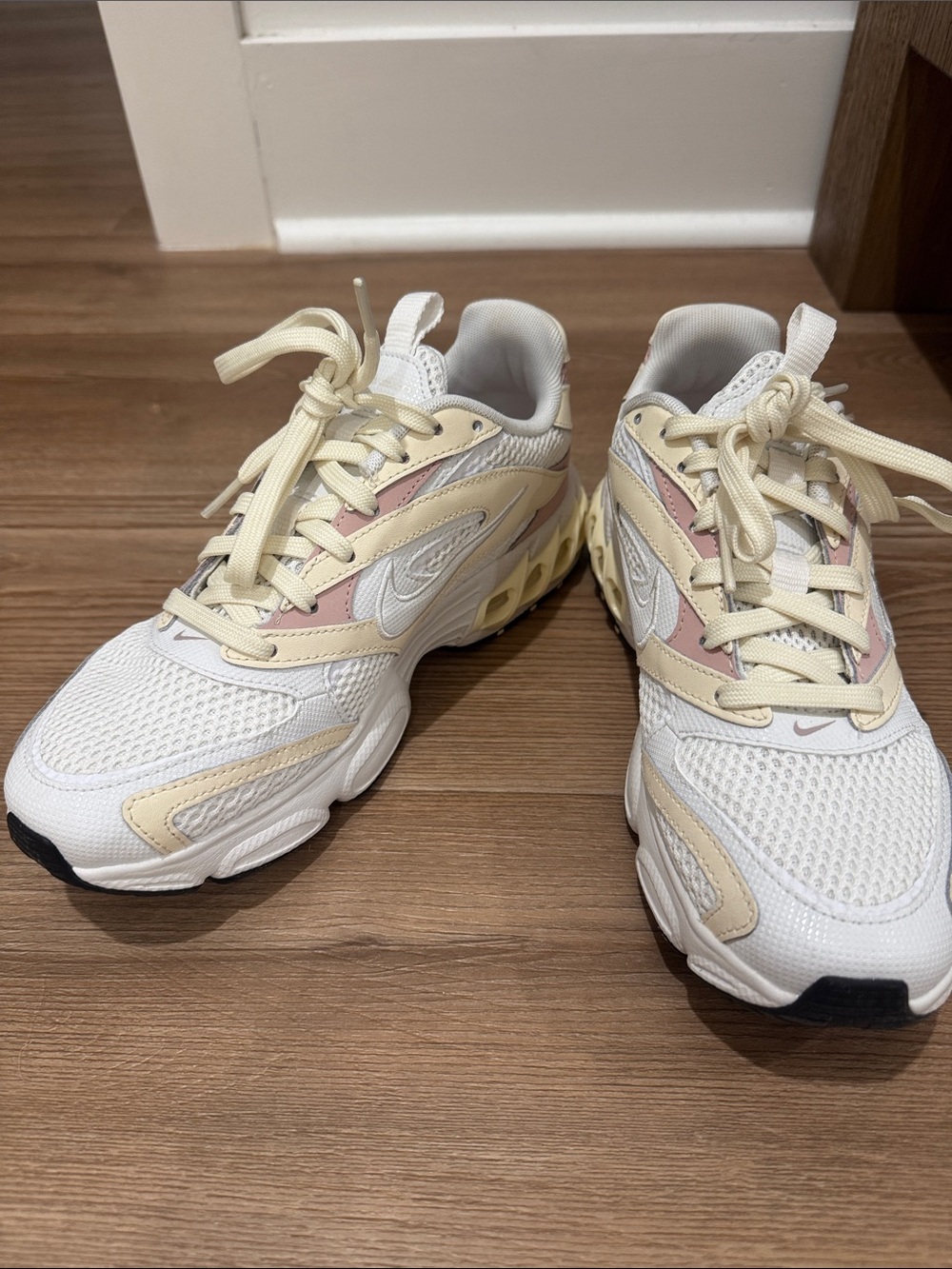 Nike Women’s zoom air White Sneakers with Cream and Pink Accents size 7.5